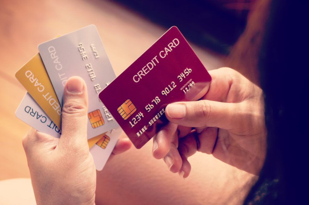Kobieta trzymająca cztery karty płatnicze