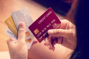 Kobieta trzymająca cztery karty płatnicze